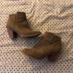 Light brown/beige booties